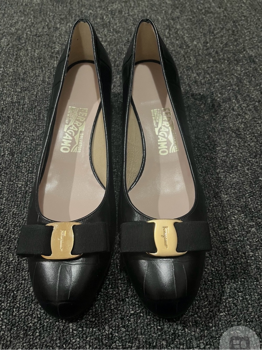 FERRAGAMO Vara Black Croc-Embossed Leather Bow Pumps Size 10 AA 2A Narrow